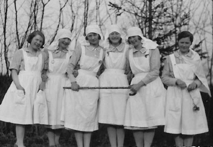 Sort hvitt bilde av sykesøstre